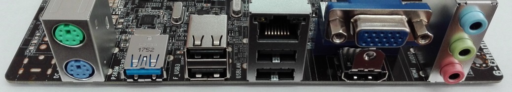 Panel trasero de puertos en una computadora.